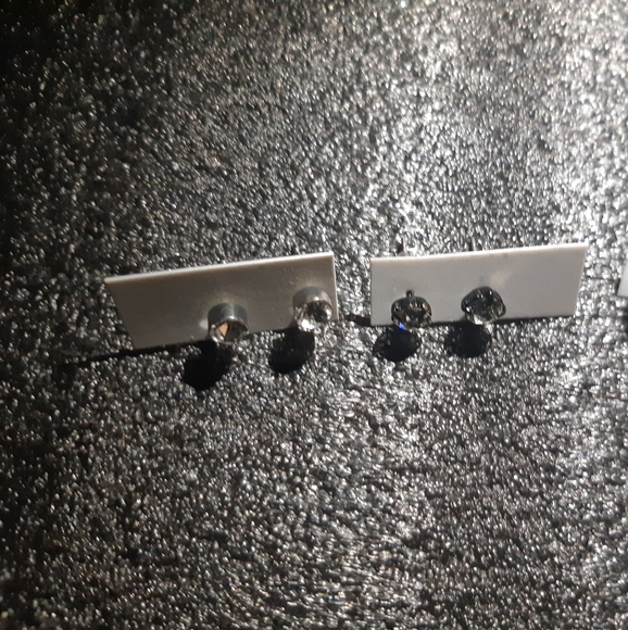 4 pair of earrings| great accessory| 10/10 - Picture 5 of 9